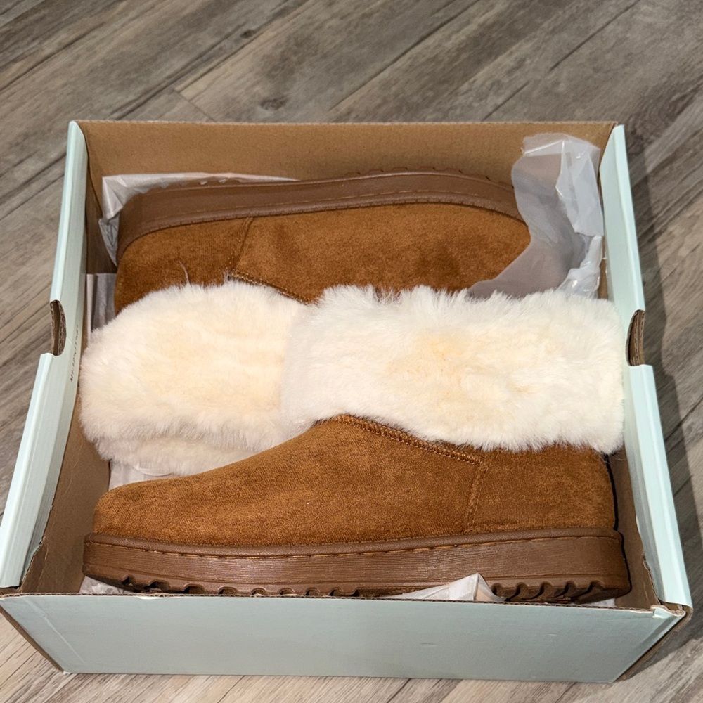 SO Tan Suede Ankle Boots with Cream Fur Trim